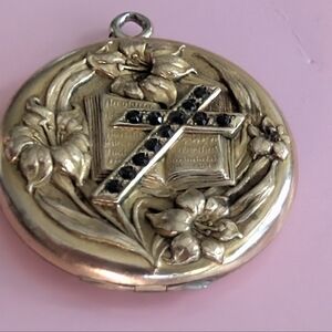 Antique Woman's Pendant Locket   Gold Filled Art  Noveau Repousse